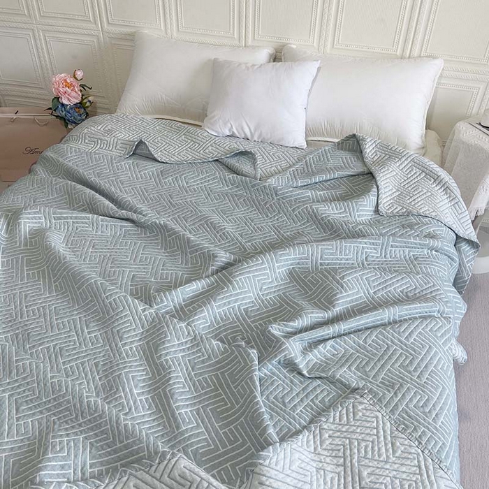 91家纺网 家纺一手货源 找家纺 卡奥家纺 2025新款水洗全棉四层纱盖毯毛巾被夏凉被  围城-水蓝