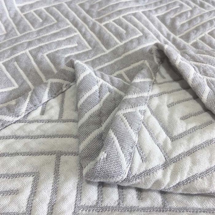 91家纺网 家纺一手货源 找家纺 卡奥家纺 2025新款水洗全棉四层纱盖毯毛巾被夏凉被  围城-灰