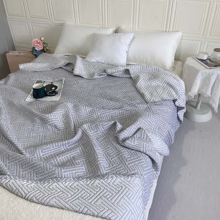 91家纺网 家纺一手货源 找家纺 卡奥家纺 2025新款水洗全棉四层纱盖毯毛巾被夏凉被  围城-灰