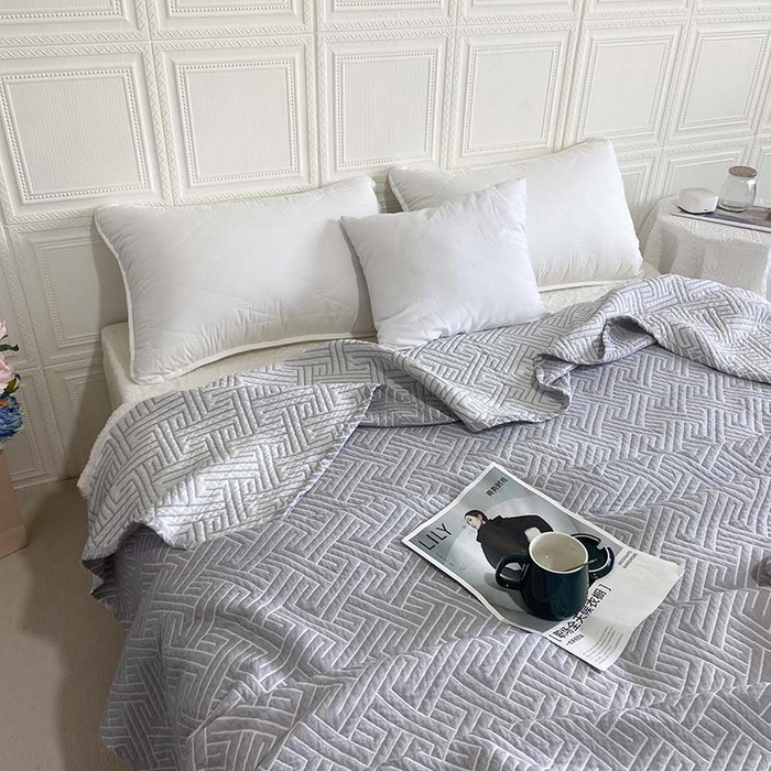 91家纺网 家纺一手货源 找家纺 卡奥家纺 2025新款水洗全棉四层纱盖毯毛巾被夏凉被  围城-灰