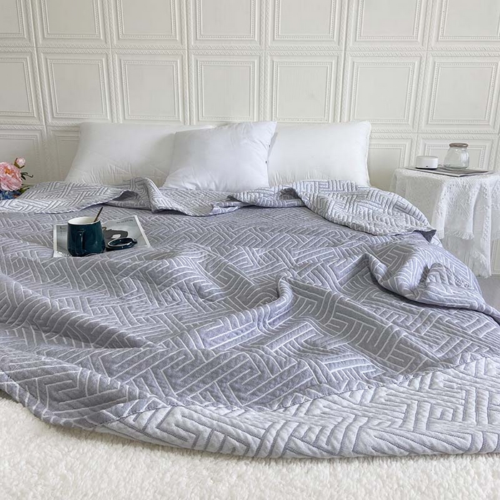 91家纺网 家纺一手货源 找家纺 卡奥家纺 2025新款水洗全棉四层纱盖毯毛巾被夏凉被  围城-灰