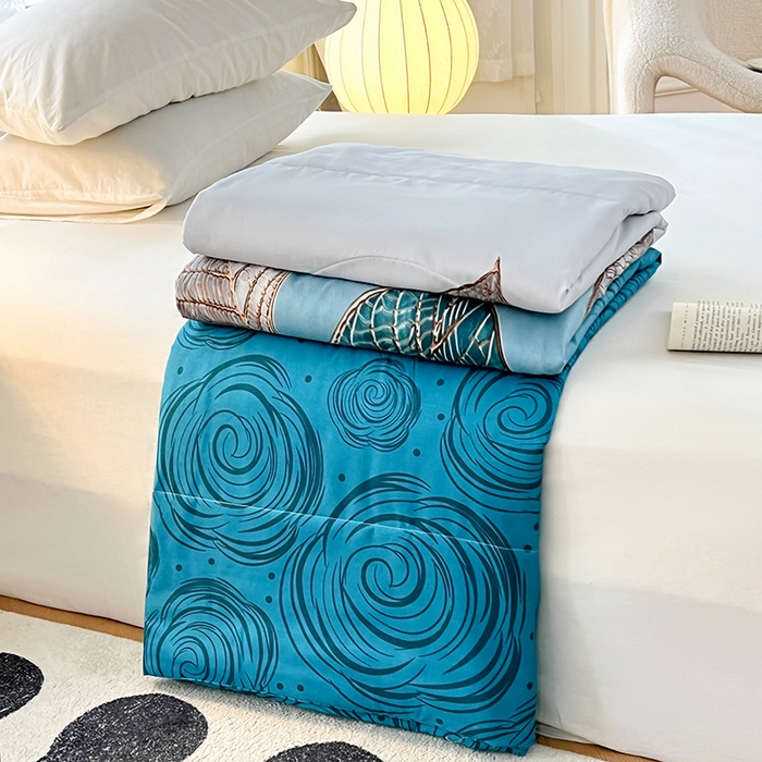 91家纺网 家纺一手货源 找家纺 VIP被业 2025新款外贸印花夏被 蓝色妖姬