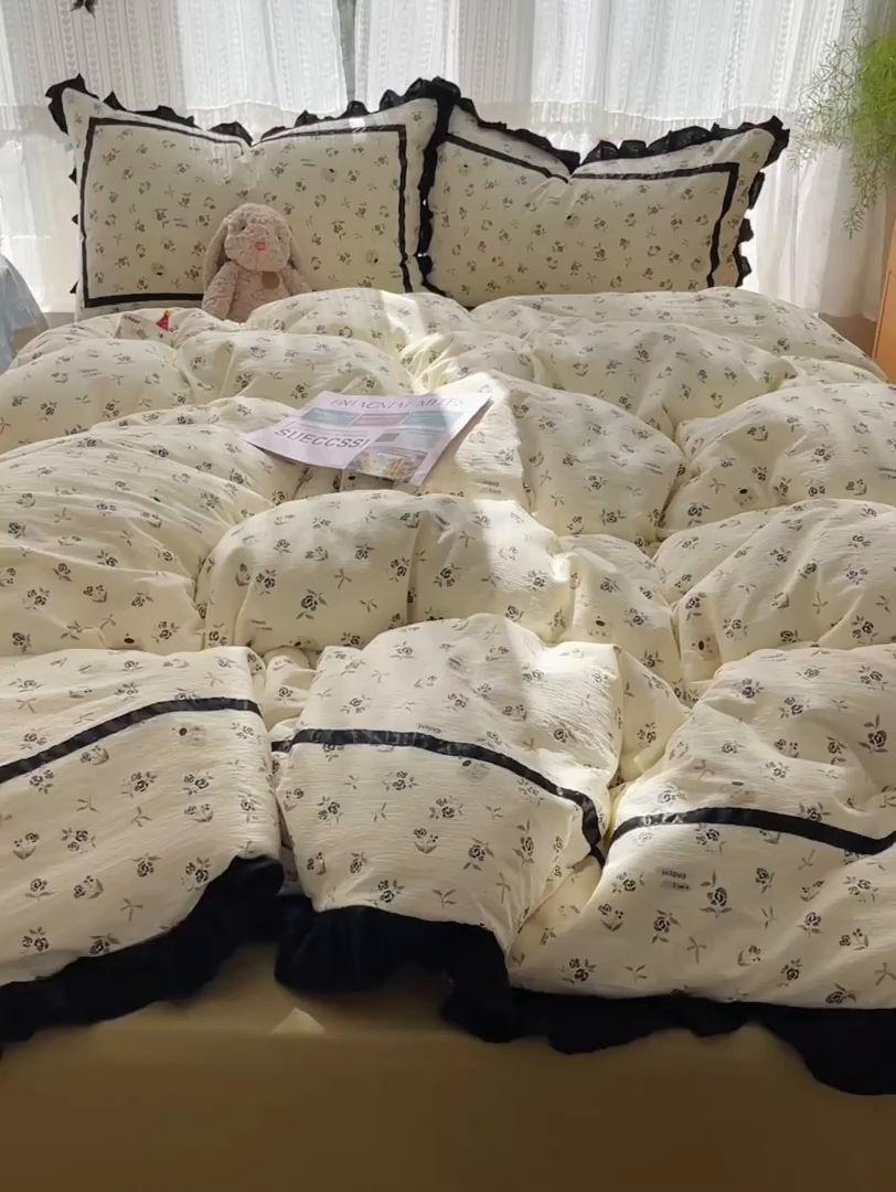 91家纺网 家纺一手货源 找家纺 繁花家居 2025新款云感木棉花边款法式印花四件套 黑珍珠