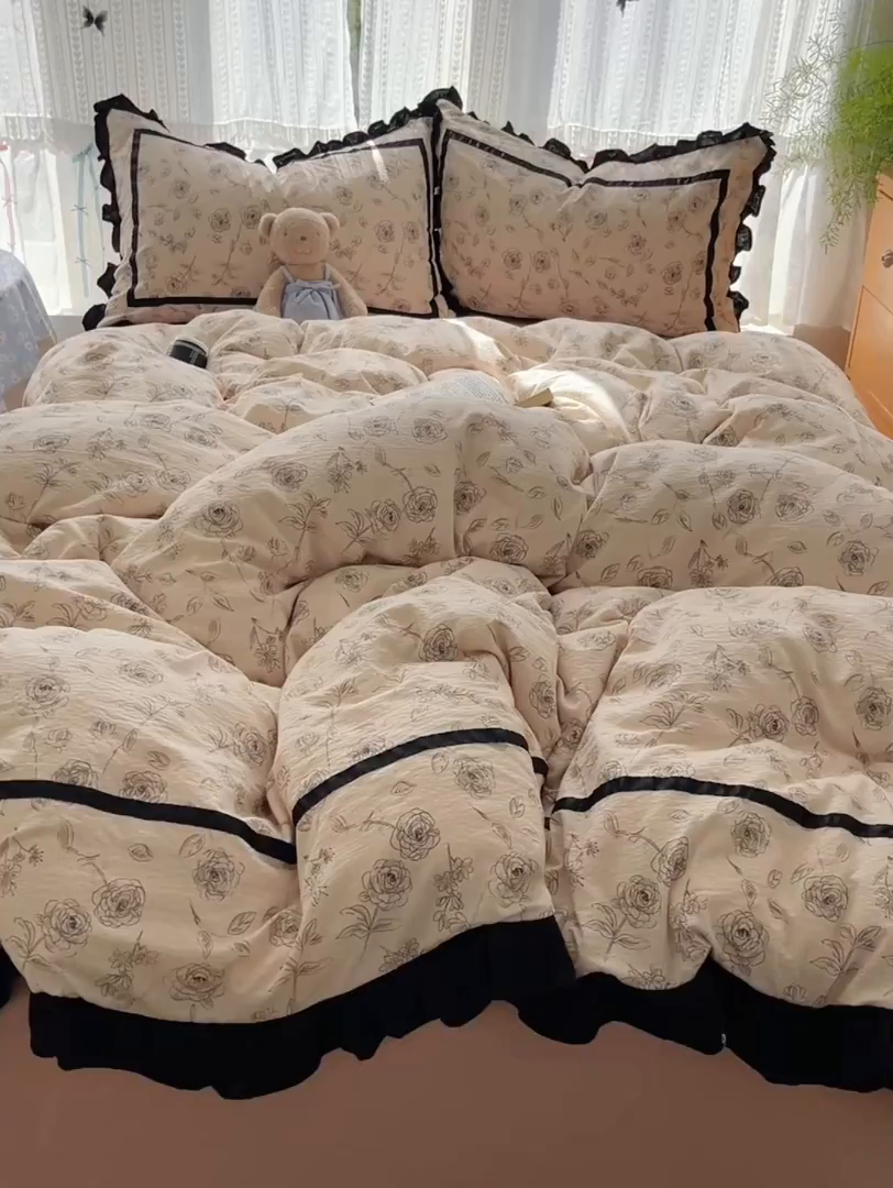 91家纺网 家纺一手货源 找家纺 繁花家居 2025新款云感木棉花边款法式印花四件套 夜皇后