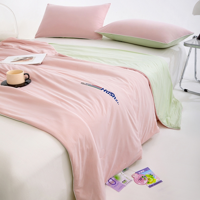 91家纺网 家纺一手货源 找家纺 VIP被业 2025新款0负担防蚊透气深睡被凉感丝网红直播小红书大豆冰丝空调夏被 蜜桃粉