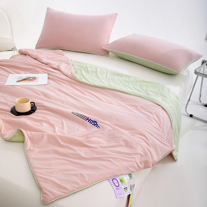 91家纺网 家纺一手货源 找家纺 VIP被业 2025新款0负担防蚊透气深睡被凉感丝网红直播小红书大豆冰丝空调夏被 蜜桃粉