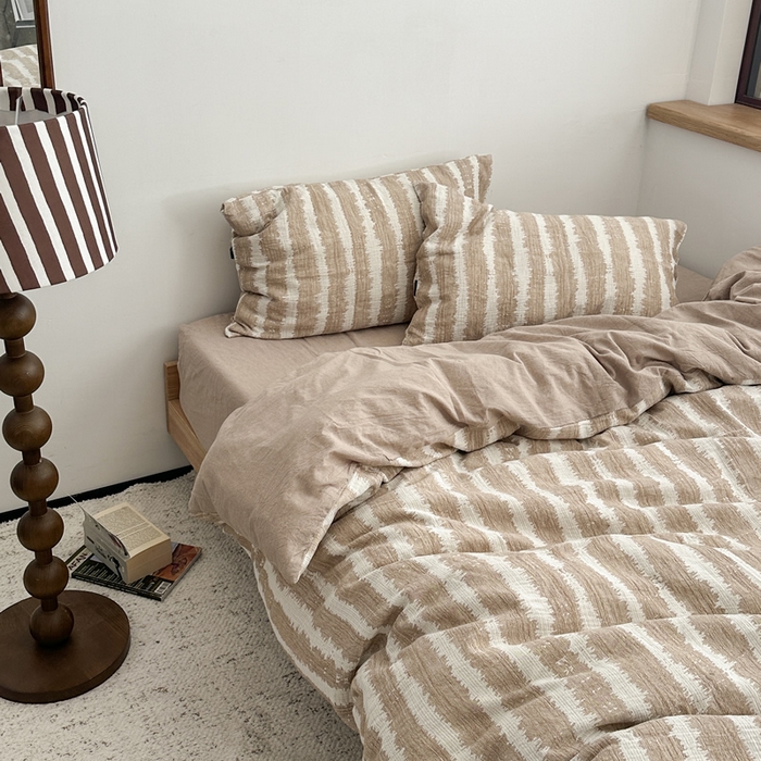 91家纺网 家纺一手货源 找家纺 柚可家居 2024新款三层纱浮雕提花四件套（送手提袋） 枫桥夜泊-浅咖（送手提袋）