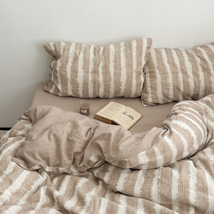 91家纺网 家纺一手货源 找家纺 柚可家居 2024新款三层纱浮雕提花四件套（送手提袋） 枫桥夜泊-浅咖（送手提袋）