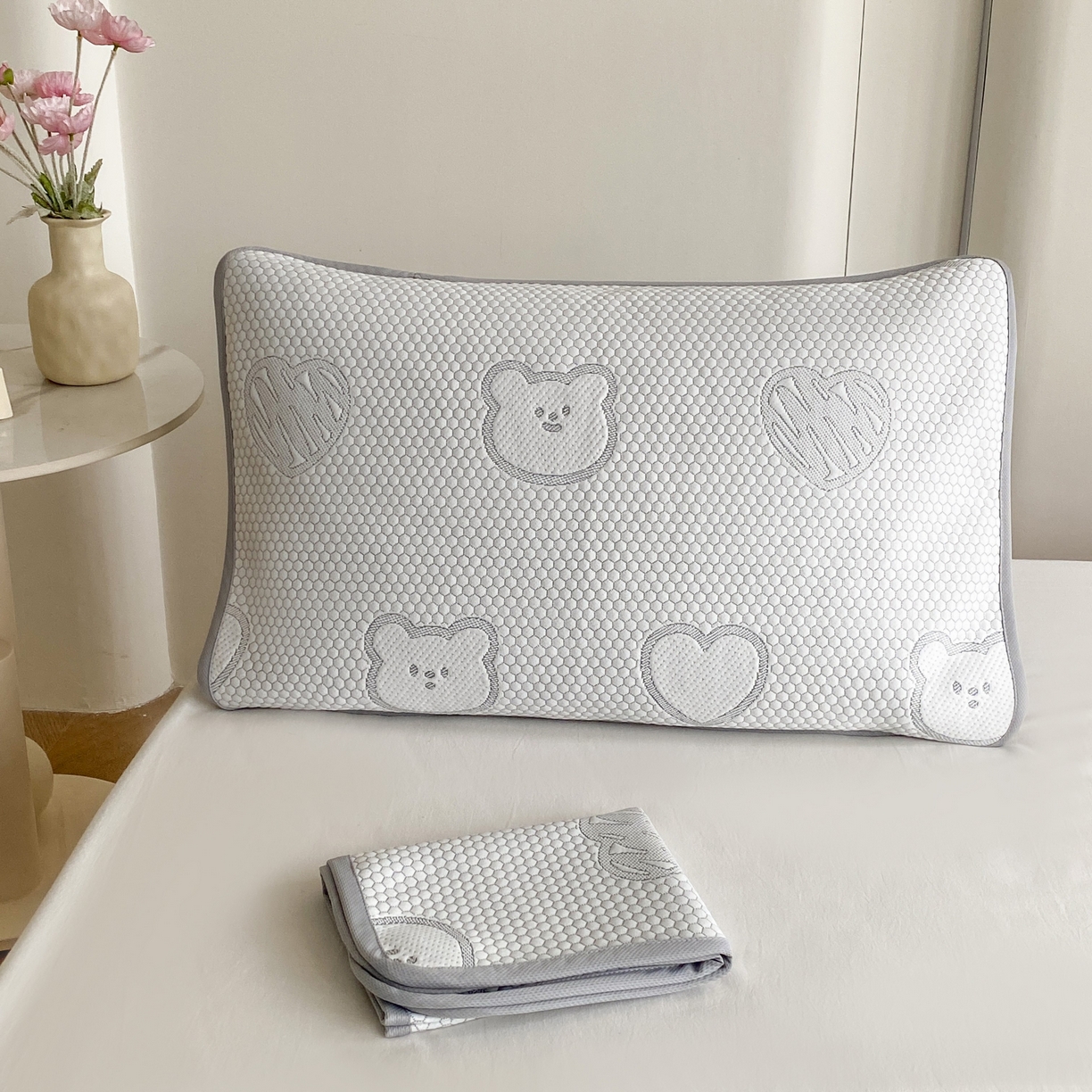 91家纺网 家纺一手货源 找家纺 乐嘉盈 2025年新款凉豆豆印花枕皮 浅灰色