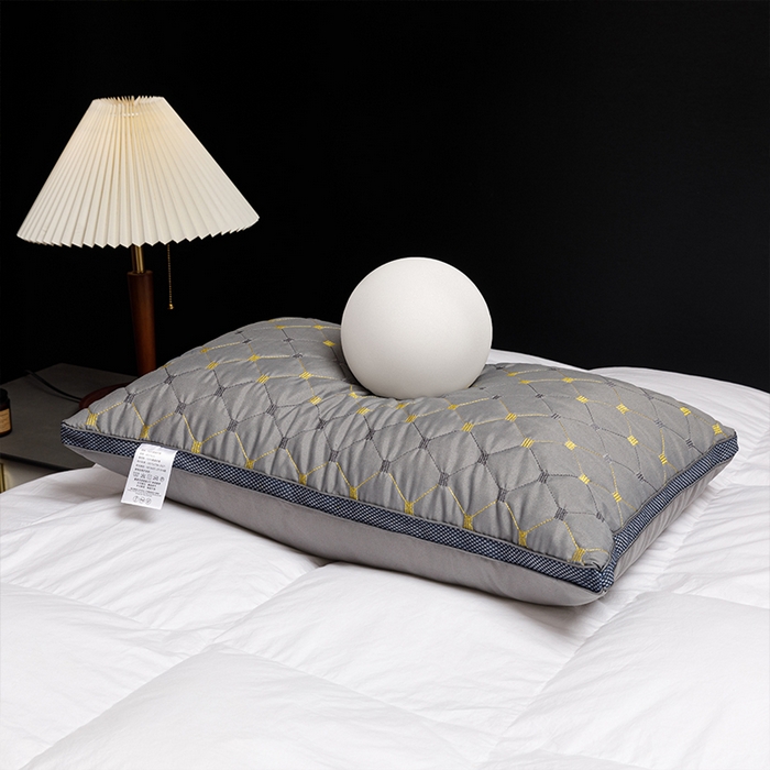 91家纺网 家纺一手货源 找家纺 佳尚枕芯2025新款满天星透气绗绣羽丝绒枕芯枕头 灰色48x74cm-低枕/只