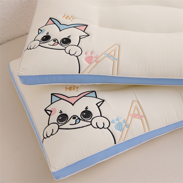 91家纺网 家纺一手货源 找家纺 佳尚枕芯2025春夏新款小馋猫亲子超柔分区护颈枕枕头枕芯 小馋猫亲子护颈枕-蓝色成人款48*74cm/只  