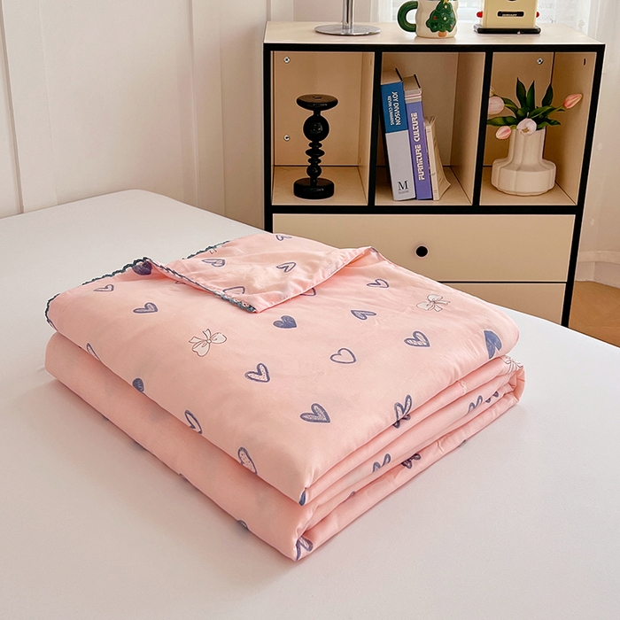 91家纺网 家纺一手货源 找家纺 VIP被业 2025新款书香绸网红直播小红书夏凉被凉感冰丝天丝夏被 怦然心动