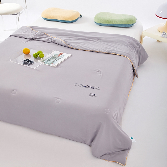 91家纺网 家纺一手货源 找家纺 VIP被业 2025新款云母凉感丝日本凉感科技冰淇淋氨纶天丝纯色夏被空调被 灰色