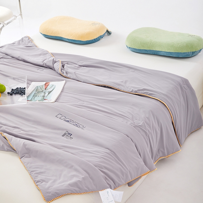 91家纺网 家纺一手货源 找家纺 VIP被业 2025新款云母凉感丝日本凉感科技冰淇淋氨纶天丝纯色夏被空调被 灰色