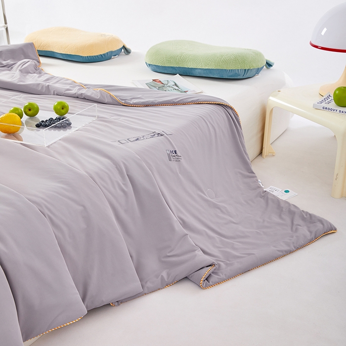 91家纺网 家纺一手货源 找家纺 VIP被业 2025新款云母凉感丝日本凉感科技冰淇淋氨纶天丝纯色夏被空调被 灰色