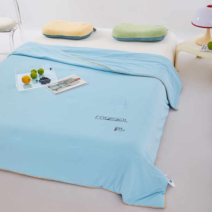 91家纺网 家纺一手货源 找家纺 VIP被业 2025新款云母凉感丝日本凉感科技冰淇淋氨纶天丝纯色夏被空调被 蓝色