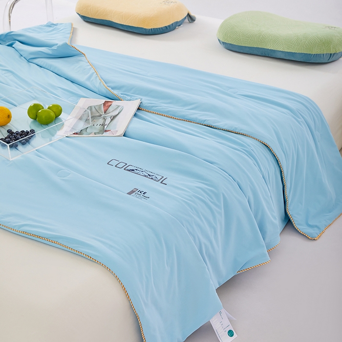 91家纺网 家纺一手货源 找家纺 VIP被业 2025新款云母凉感丝日本凉感科技冰淇淋氨纶天丝纯色夏被空调被 蓝色