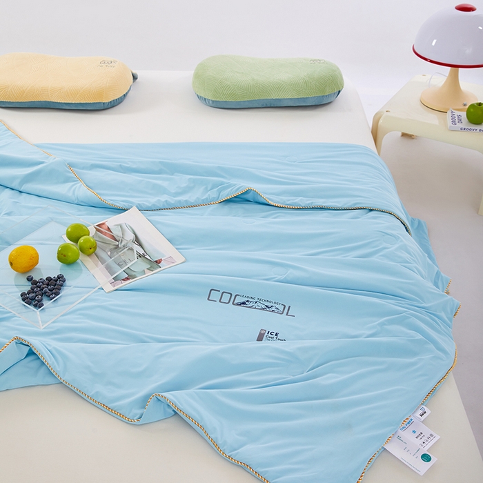 91家纺网 家纺一手货源 找家纺 VIP被业 2025新款云母凉感丝日本凉感科技冰淇淋氨纶天丝纯色夏被空调被 蓝色