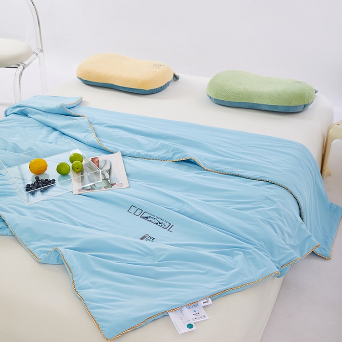 91家纺网 家纺一手货源 找家纺 VIP被业 2025新款云母凉感丝日本凉感科技冰淇淋氨纶天丝纯色夏被空调被 蓝色