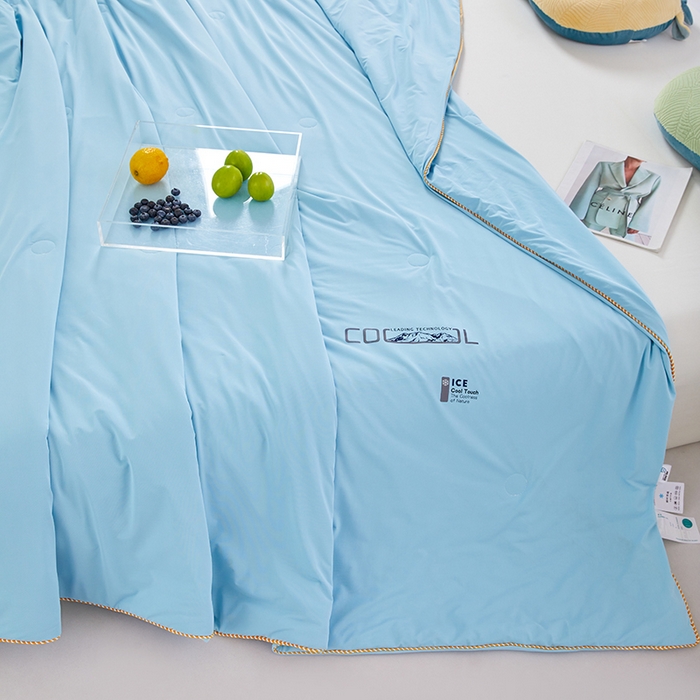 91家纺网 家纺一手货源 找家纺 VIP被业 2025新款云母凉感丝日本凉感科技冰淇淋氨纶天丝纯色夏被空调被 蓝色