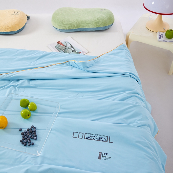 91家纺网 家纺一手货源 找家纺 VIP被业 2025新款云母凉感丝日本凉感科技冰淇淋氨纶天丝纯色夏被空调被 蓝色