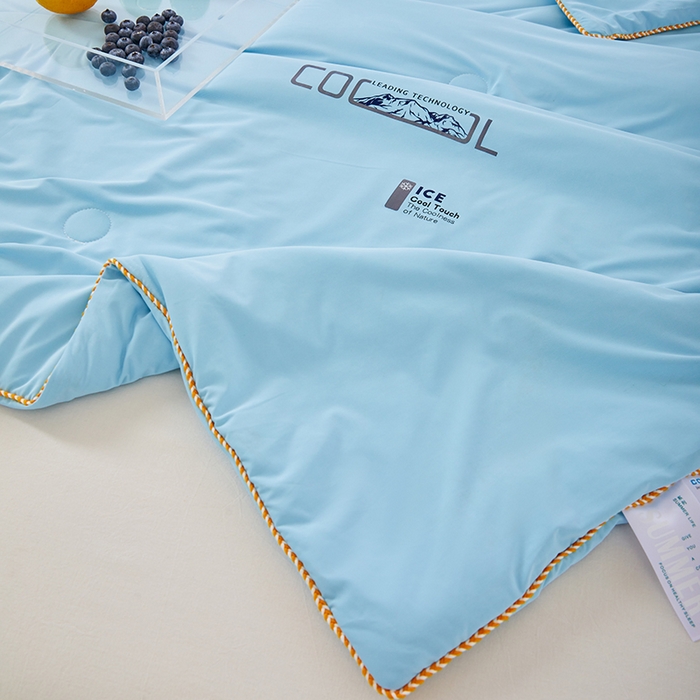 91家纺网 家纺一手货源 找家纺 VIP被业 2025新款云母凉感丝日本凉感科技冰淇淋氨纶天丝纯色夏被空调被 蓝色