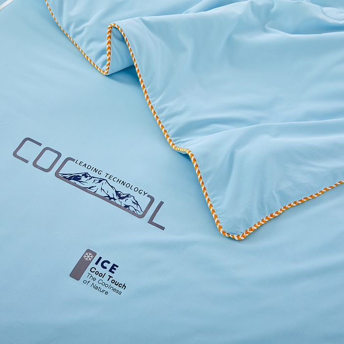 91家纺网 家纺一手货源 找家纺 VIP被业 2025新款云母凉感丝日本凉感科技冰淇淋氨纶天丝纯色夏被空调被 蓝色