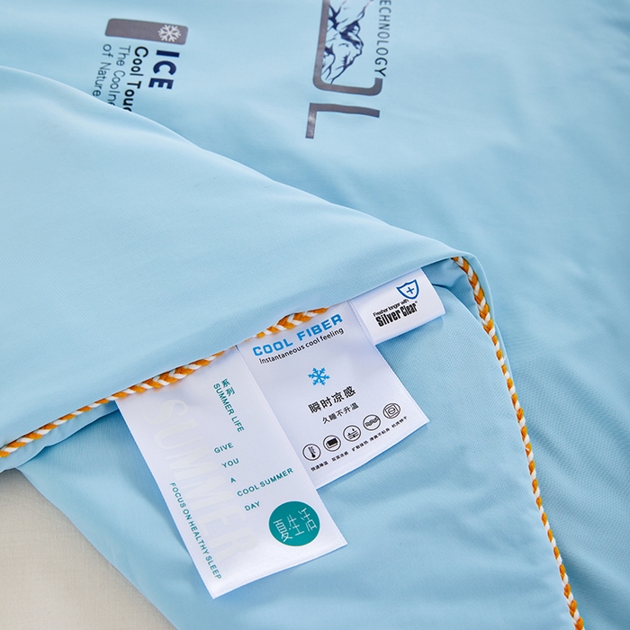 91家纺网 家纺一手货源 找家纺 VIP被业 2025新款云母凉感丝日本凉感科技冰淇淋氨纶天丝纯色夏被空调被 蓝色