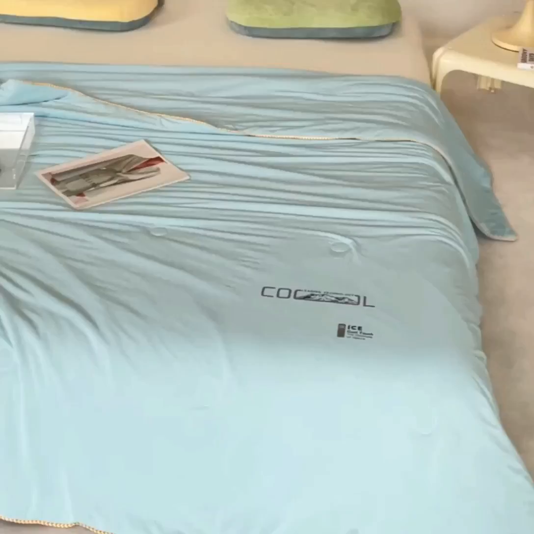 91家纺网 家纺一手货源 找家纺 VIP被业 2025新款云母凉感丝日本凉感科技冰淇淋氨纶天丝纯色夏被空调被 蓝色