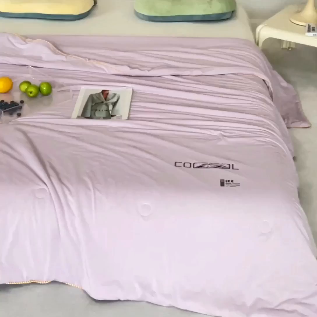 91家纺网 家纺一手货源 找家纺 VIP被业 2025新款云母凉感丝日本凉感科技冰淇淋氨纶天丝纯色夏被空调被 紫色