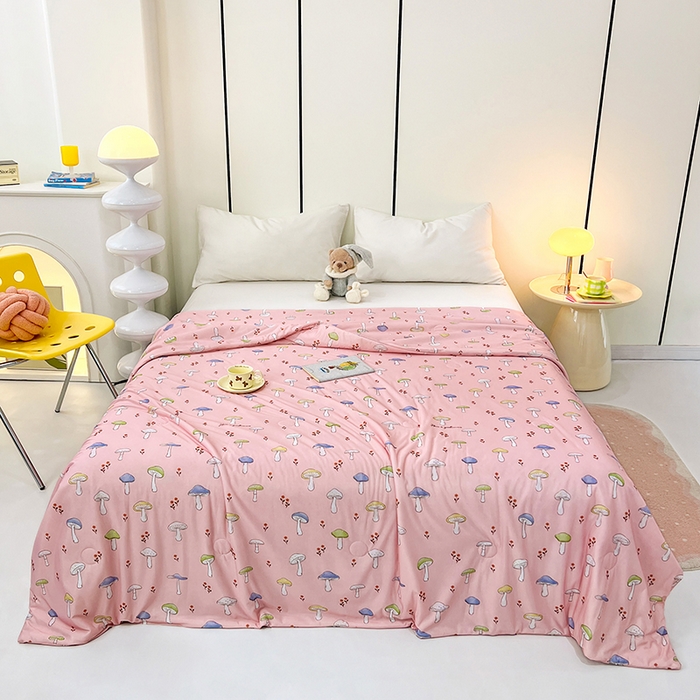 91家纺网 家纺一手货源 找家纺 VIP被业 2025新款印花凉感丝冰淇淋云母日本凉感科技冰淇淋氨纶凉感天丝纯色夏被空调被 蘑菇森林