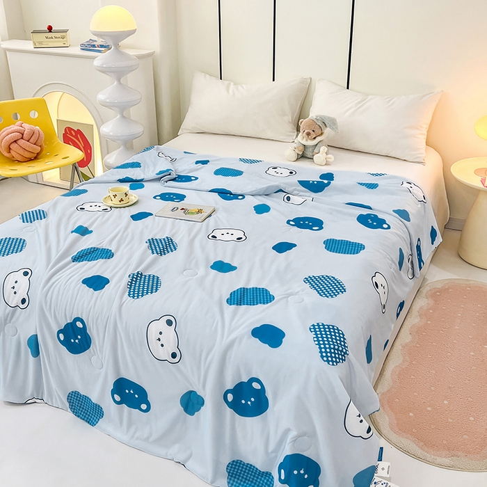 91家纺网 家纺一手货源 找家纺 VIP被业 2025新款印花凉感丝冰淇淋云母日本凉感科技冰淇淋氨纶凉感天丝纯色夏被空调被 可爱熊 蓝