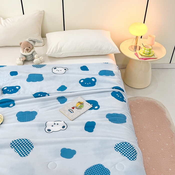 91家纺网 家纺一手货源 找家纺 VIP被业 2025新款印花凉感丝冰淇淋云母日本凉感科技冰淇淋氨纶凉感天丝纯色夏被空调被 可爱熊 蓝