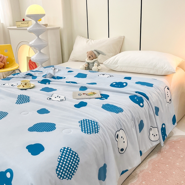 91家纺网 家纺一手货源 找家纺 VIP被业 2025新款印花凉感丝冰淇淋云母日本凉感科技冰淇淋氨纶凉感天丝纯色夏被空调被 可爱熊 蓝