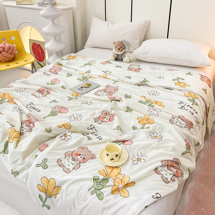 91家纺网 家纺一手货源 找家纺 VIP被业 2025新款印花凉感丝冰淇淋云母日本凉感科技冰淇淋氨纶凉感天丝纯色夏被空调被 可爱熊 米