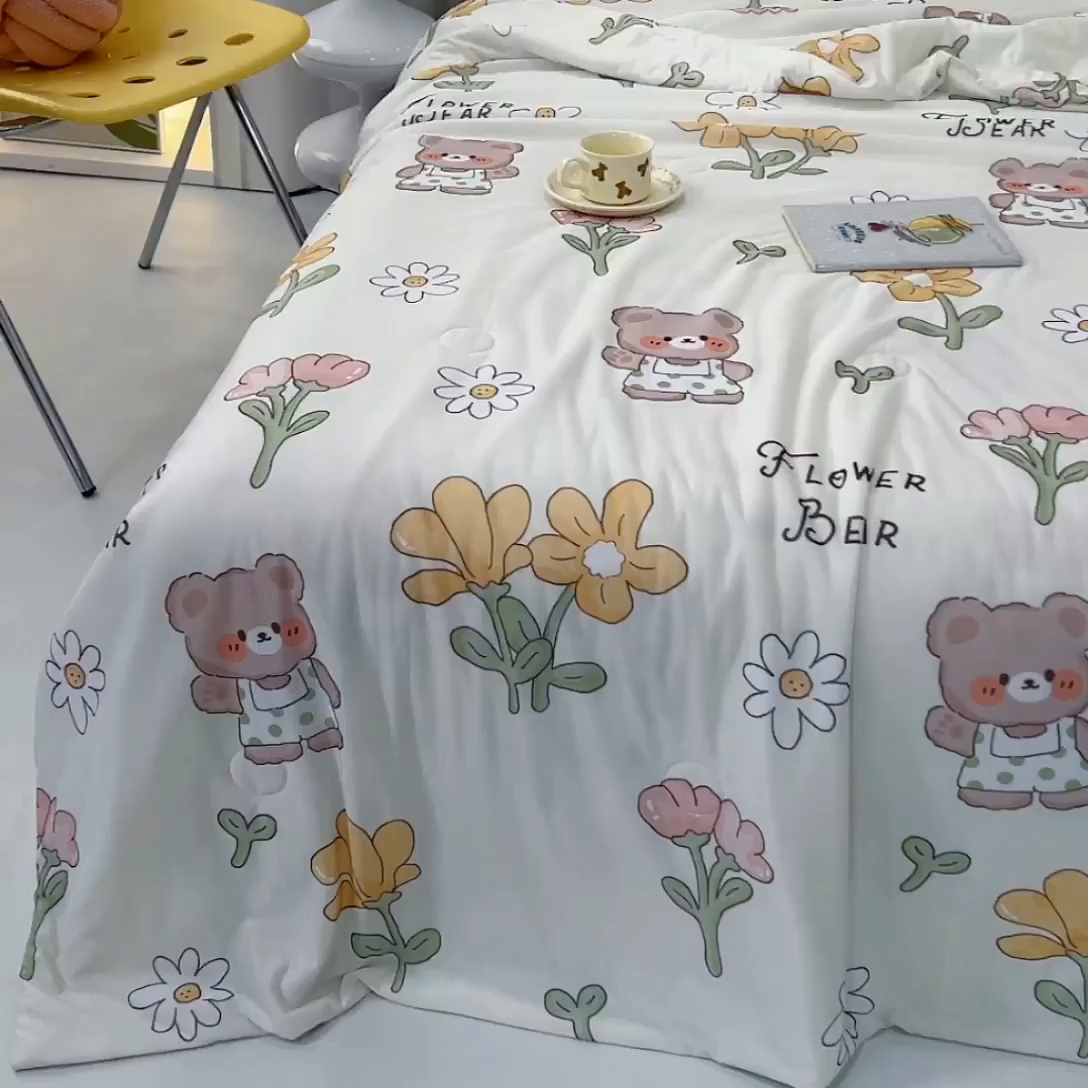 91家纺网 家纺一手货源 找家纺 VIP被业 2025新款印花凉感丝冰淇淋云母日本凉感科技冰淇淋氨纶凉感天丝纯色夏被空调被 可爱熊 米