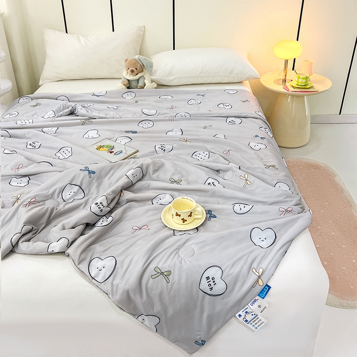 91家纺网 家纺一手货源 找家纺 VIP被业 2025新款印花凉感丝冰淇淋云母日本凉感科技冰淇淋氨纶凉感天丝纯色夏被空调被 快乐心情