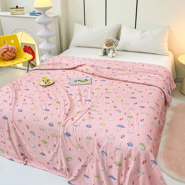 91家纺网 家纺一手货源 找家纺 VIP被业 2025新款印花凉感丝冰淇淋云母日本凉感科技冰淇淋氨纶凉感天丝纯色夏被空调被 蘑菇森林