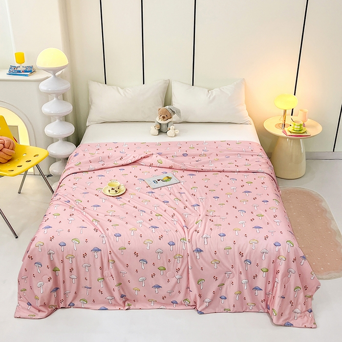 91家纺网 家纺一手货源 找家纺 VIP被业 2025新款印花凉感丝冰淇淋云母日本凉感科技冰淇淋氨纶凉感天丝纯色夏被空调被 蘑菇森林