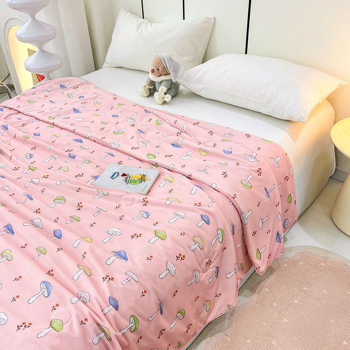 91家纺网 家纺一手货源 找家纺 VIP被业 2025新款印花凉感丝冰淇淋云母日本凉感科技冰淇淋氨纶凉感天丝纯色夏被空调被 蘑菇森林