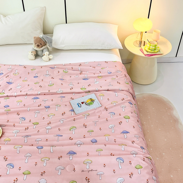 91家纺网 家纺一手货源 找家纺 VIP被业 2025新款印花凉感丝冰淇淋云母日本凉感科技冰淇淋氨纶凉感天丝纯色夏被空调被 蘑菇森林