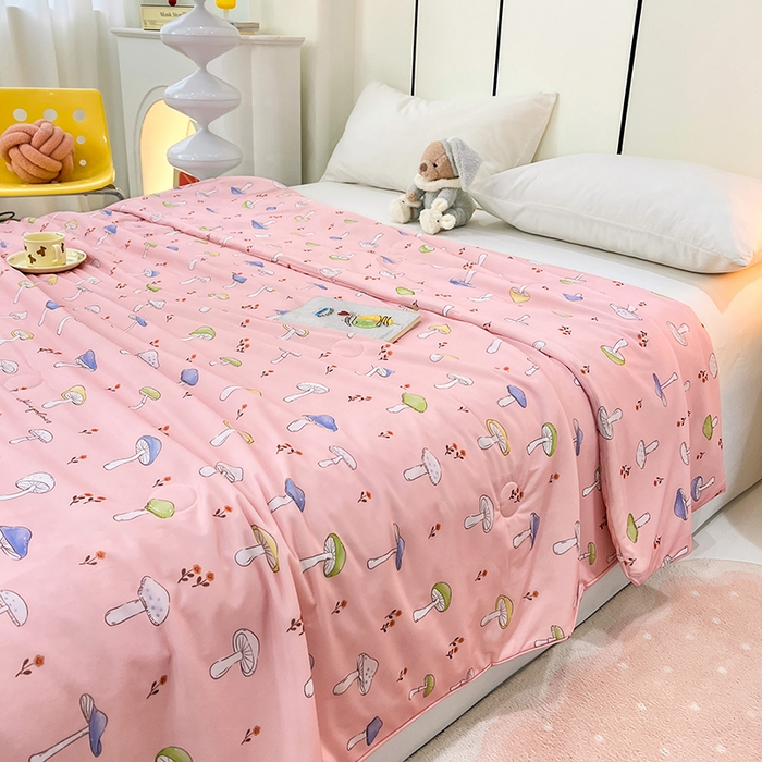 91家纺网 家纺一手货源 找家纺 VIP被业 2025新款印花凉感丝冰淇淋云母日本凉感科技冰淇淋氨纶凉感天丝纯色夏被空调被 蘑菇森林