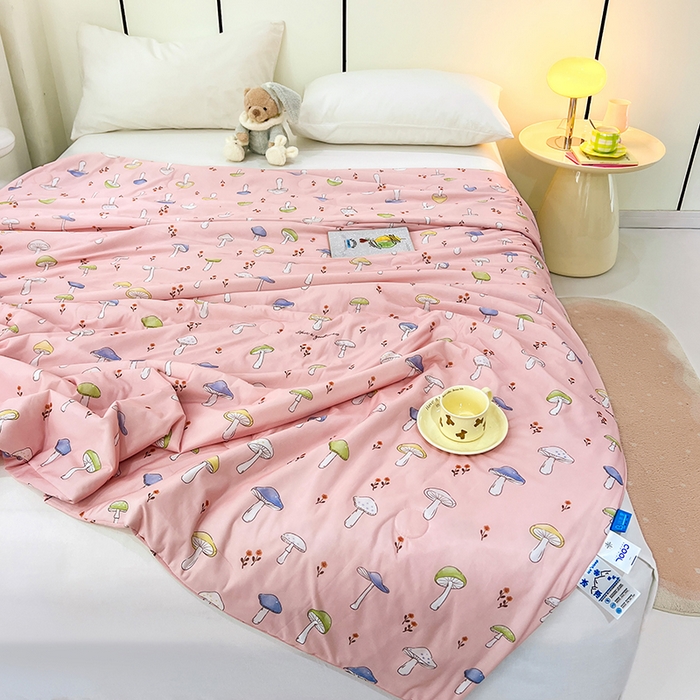 91家纺网 家纺一手货源 找家纺 VIP被业 2025新款印花凉感丝冰淇淋云母日本凉感科技冰淇淋氨纶凉感天丝纯色夏被空调被 蘑菇森林