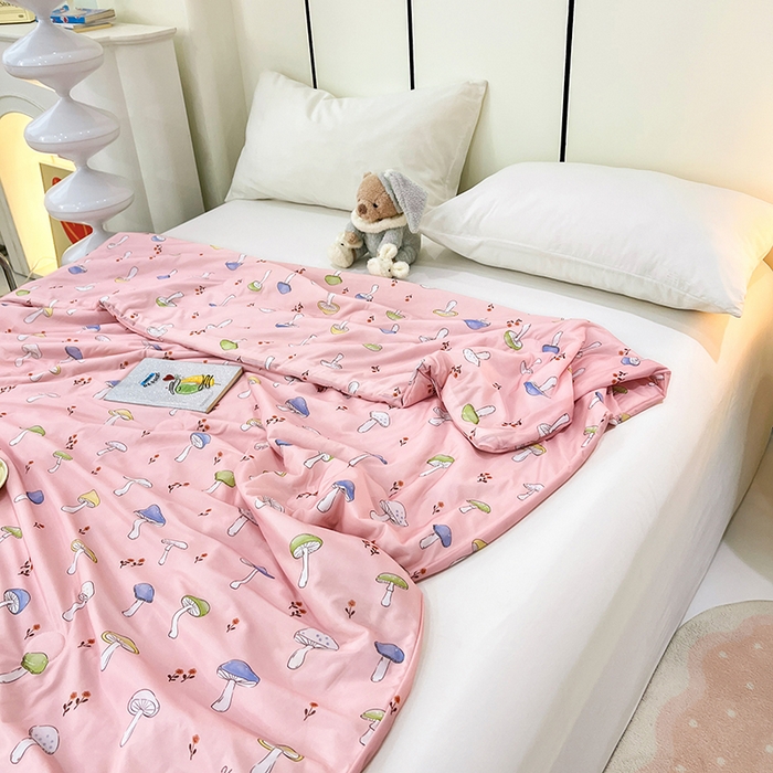 91家纺网 家纺一手货源 找家纺 VIP被业 2025新款印花凉感丝冰淇淋云母日本凉感科技冰淇淋氨纶凉感天丝纯色夏被空调被 蘑菇森林