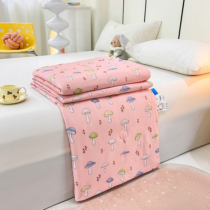 91家纺网 家纺一手货源 找家纺 VIP被业 2025新款印花凉感丝冰淇淋云母日本凉感科技冰淇淋氨纶凉感天丝纯色夏被空调被 蘑菇森林