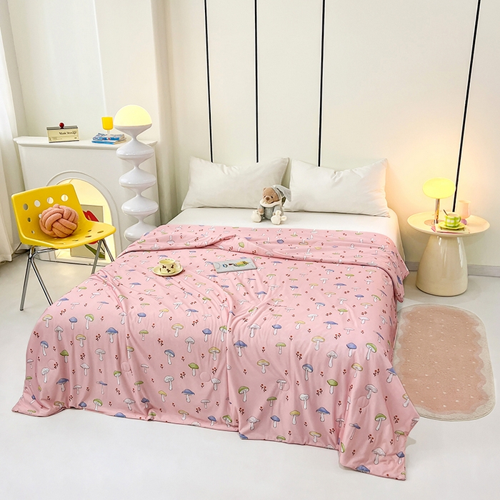 91家纺网 家纺一手货源 找家纺 VIP被业 2025新款印花凉感丝冰淇淋云母日本凉感科技冰淇淋氨纶凉感天丝纯色夏被空调被 蘑菇森林