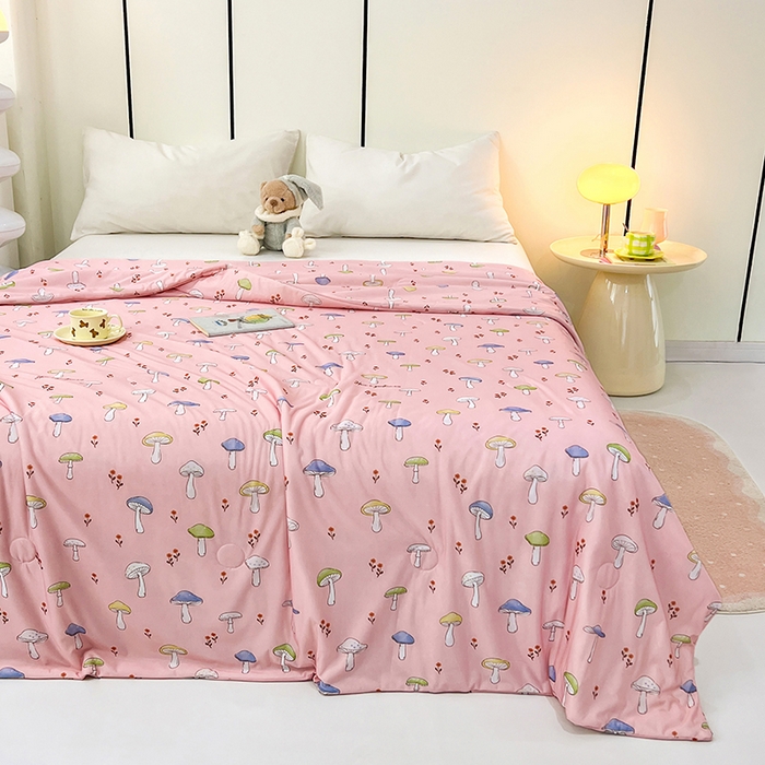 91家纺网 家纺一手货源 找家纺 VIP被业 2025新款印花凉感丝冰淇淋云母日本凉感科技冰淇淋氨纶凉感天丝纯色夏被空调被 蘑菇森林