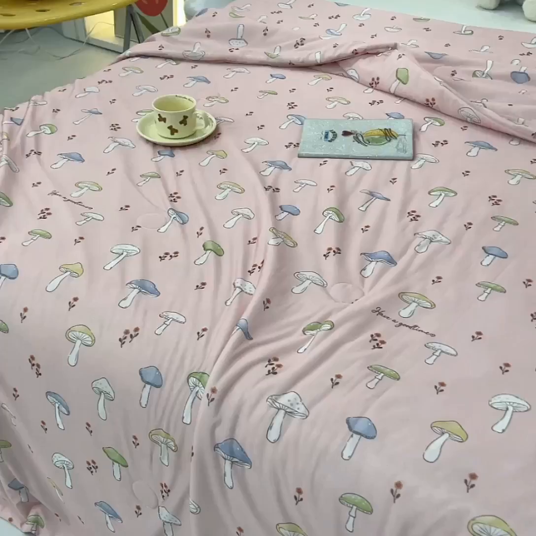 91家纺网 家纺一手货源 找家纺 VIP被业 2025新款印花凉感丝冰淇淋云母日本凉感科技冰淇淋氨纶凉感天丝纯色夏被空调被 蘑菇森林