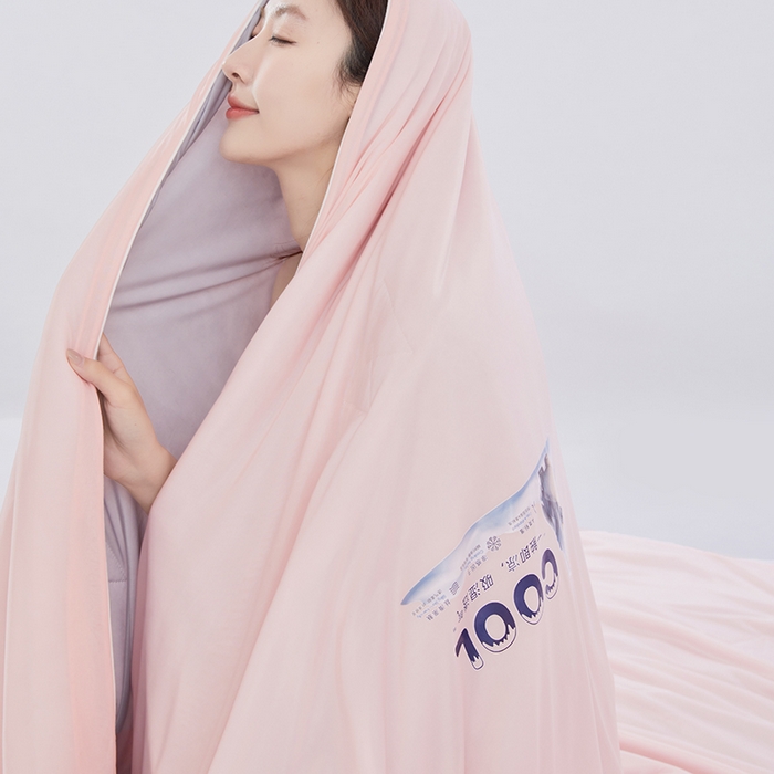 91家纺网 家纺一手货源 找家纺 VIP被业 2025新款西瓜凉感丝夏被冰淇淋云母日本凉感科技冰淇淋氨纶凉感天丝纯色夏被空调被 浅藕粉