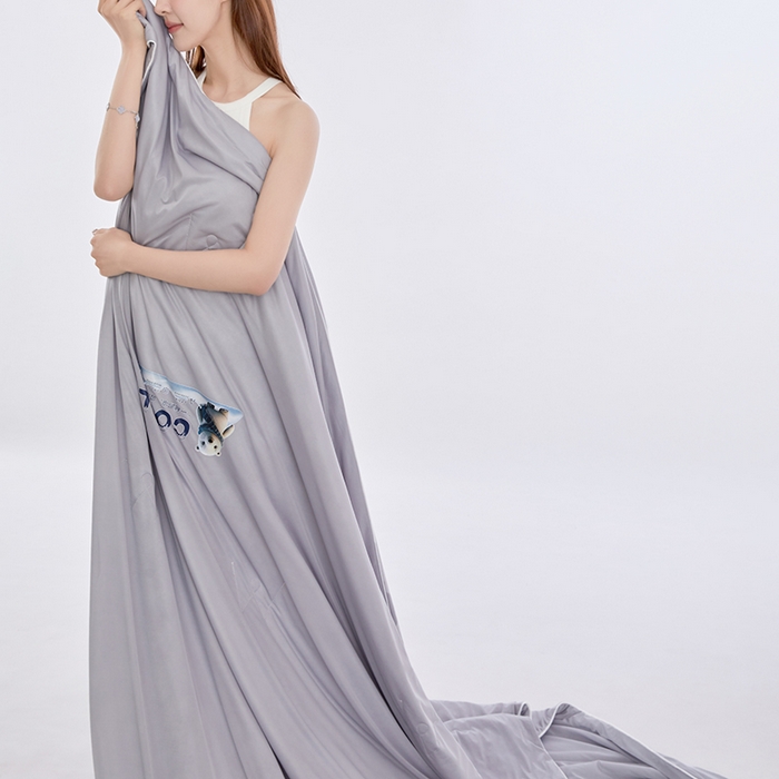 91家纺网 家纺一手货源 找家纺 VIP被业 2025新款西瓜凉感丝夏被冰淇淋云母日本凉感科技冰淇淋氨纶凉感天丝纯色夏被空调被 时光灰